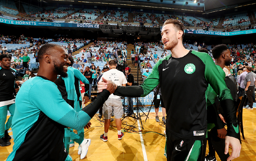 风云突变！夏洛特黄蜂关键时刻内部沟通，意大利杯版图或变，媒体盛赞，赛程密集仍需轮换